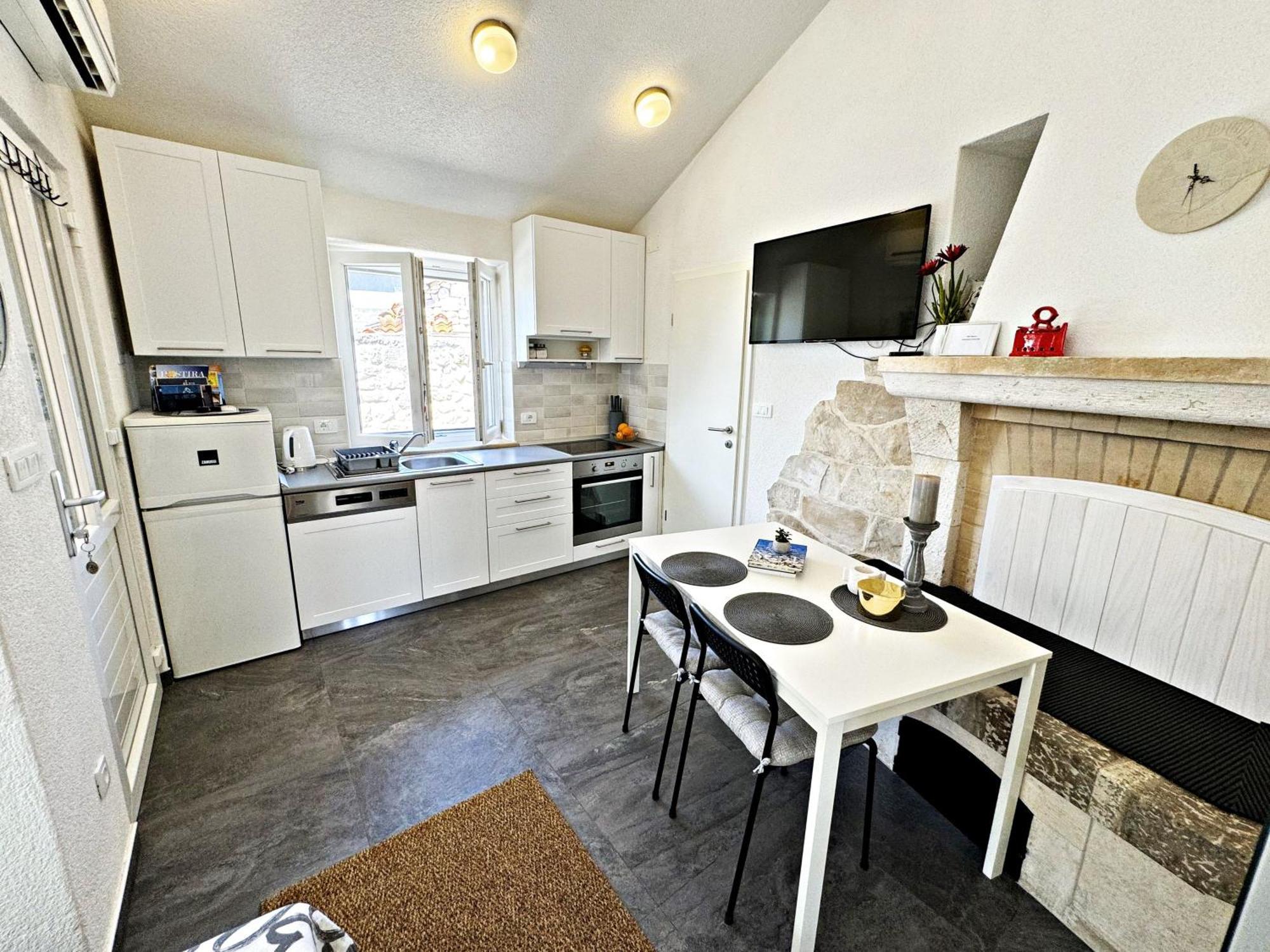Studio Apartment Matoni Postira Exterior photo
