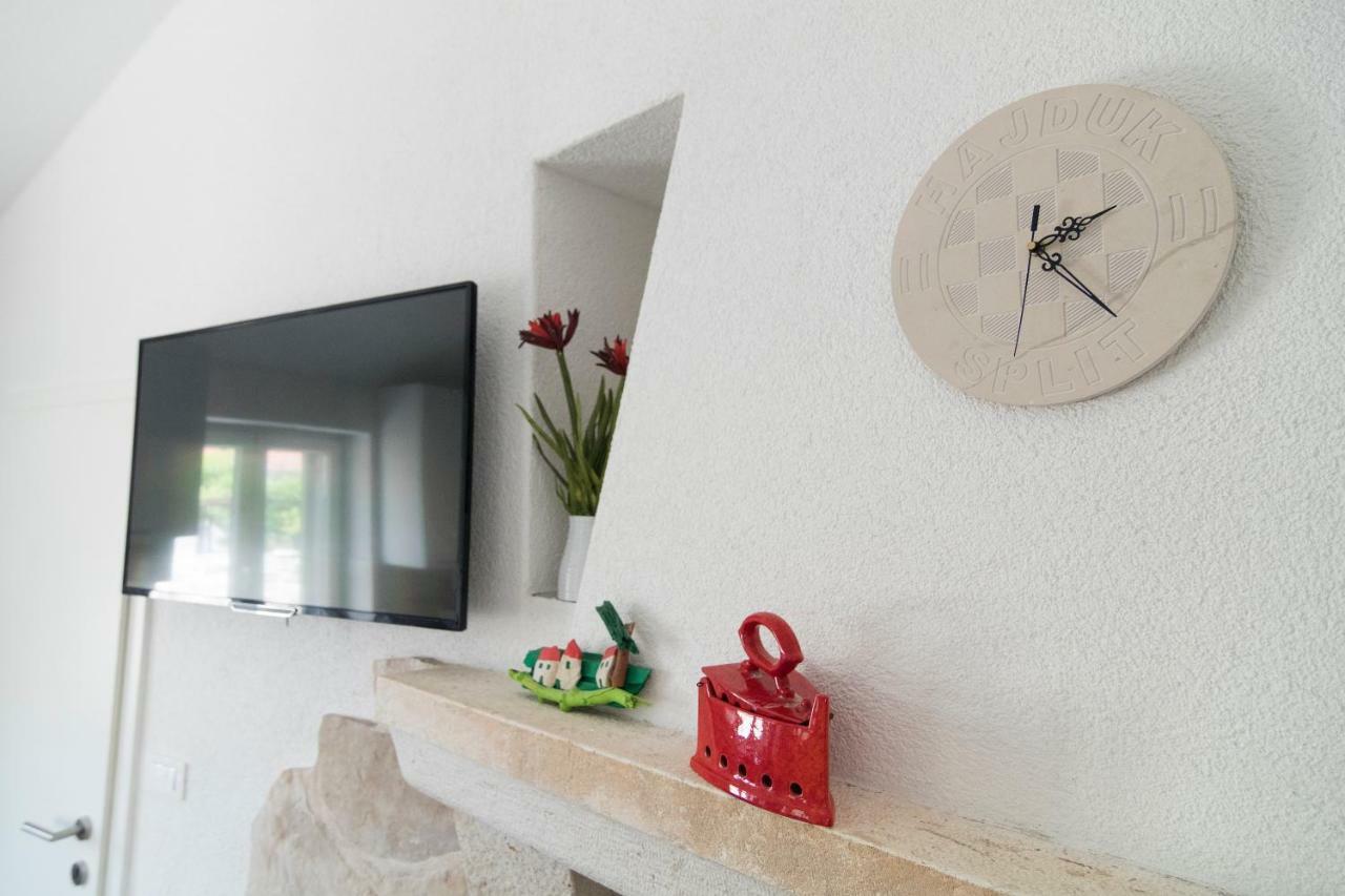 Studio Apartment Matoni Postira Exterior photo