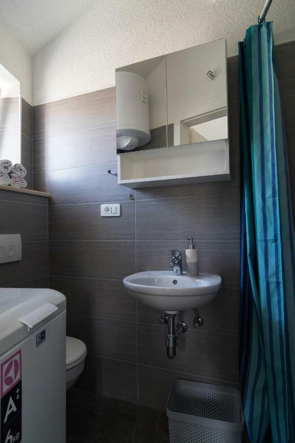 Studio Apartment Matoni Postira Exterior photo